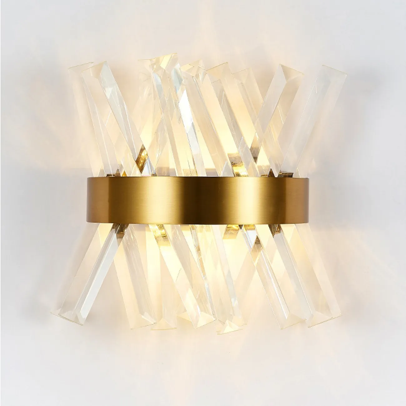 Линейка настенных бра на металлическом каркасом и абажуром из стекла полукруглой формы INSTAL