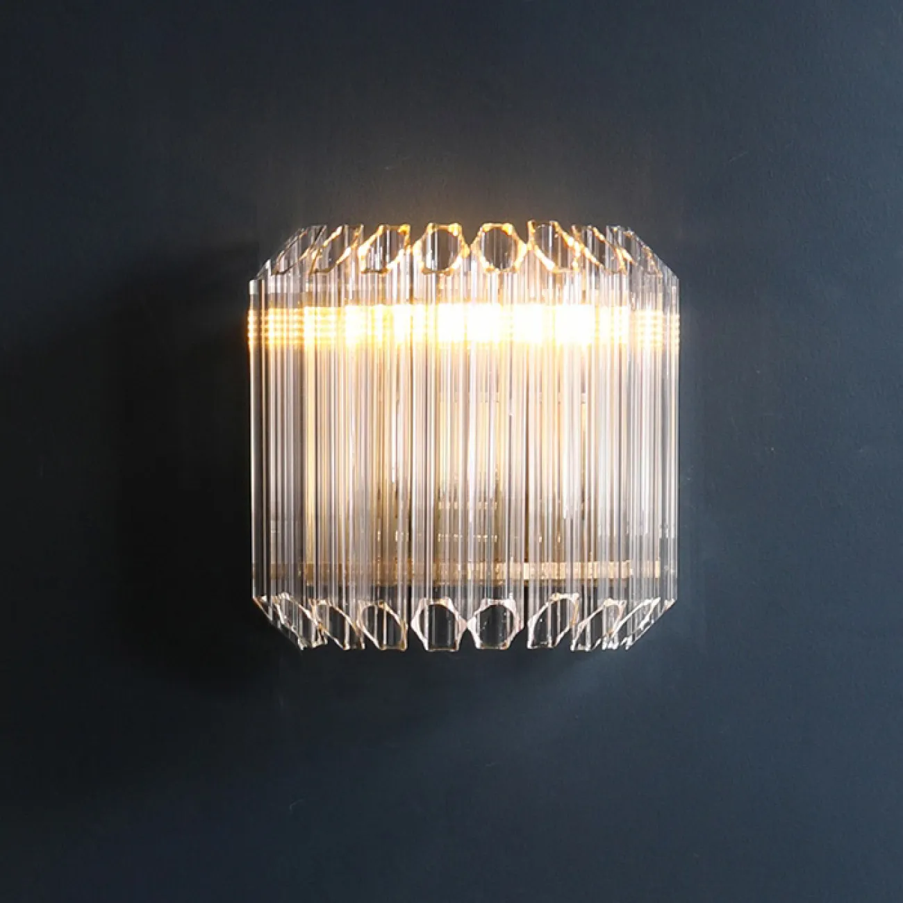 Линейка настенных бра на металлическом каркасом и абажуром из стекла полукруглой формы INSTAL