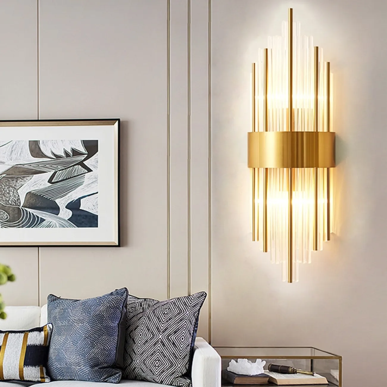 Линейка настенных бра на металлическом каркасом и абажуром из стекла полукруглой формы INSTAL