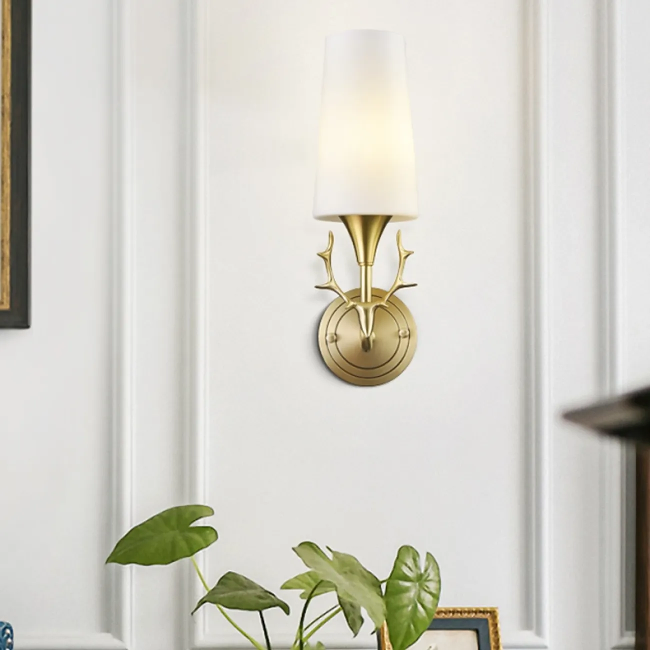 Бра со стеклянными плафонами на каркасе из металла вдохновленная природными мотивами IVET