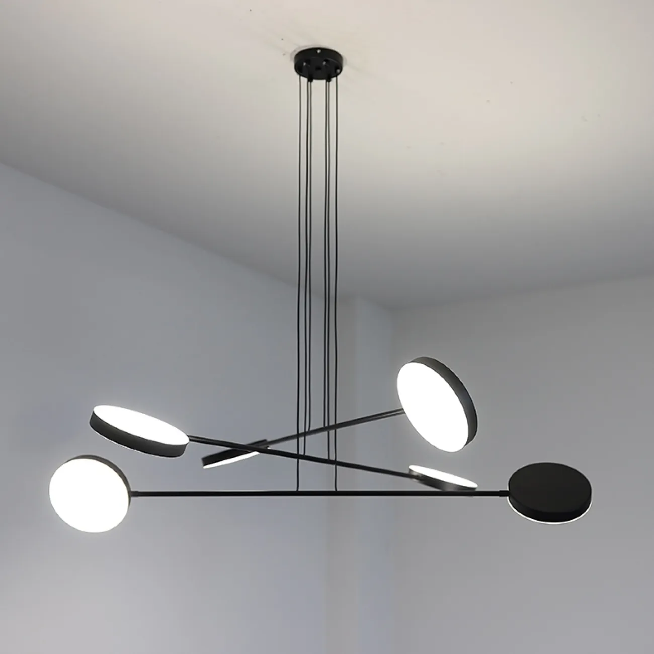 Светодиодная люстра с поворотными плафонами на штангах LESTI