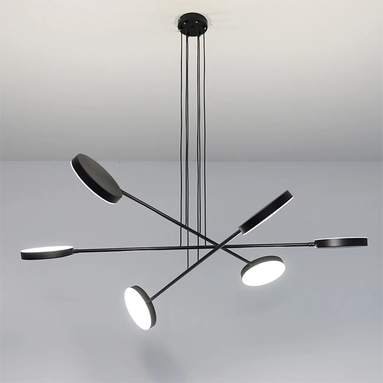 Светодиодная люстра с поворотными плафонами на штангах LESTI