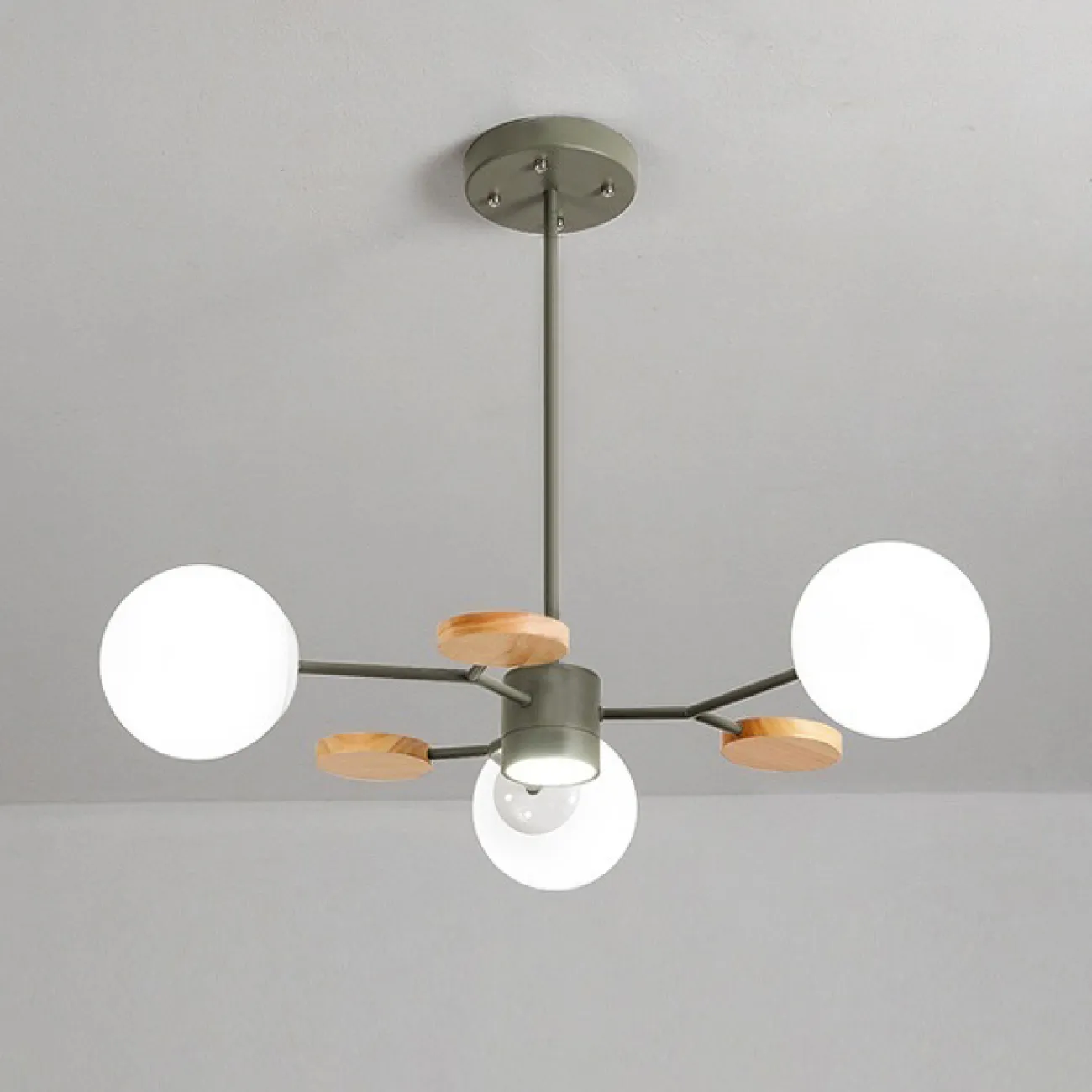 Линейка люстр в скандинавском стиле с шарообразными плафонами на металлической штанге и с деревянным декором MEADE ORB