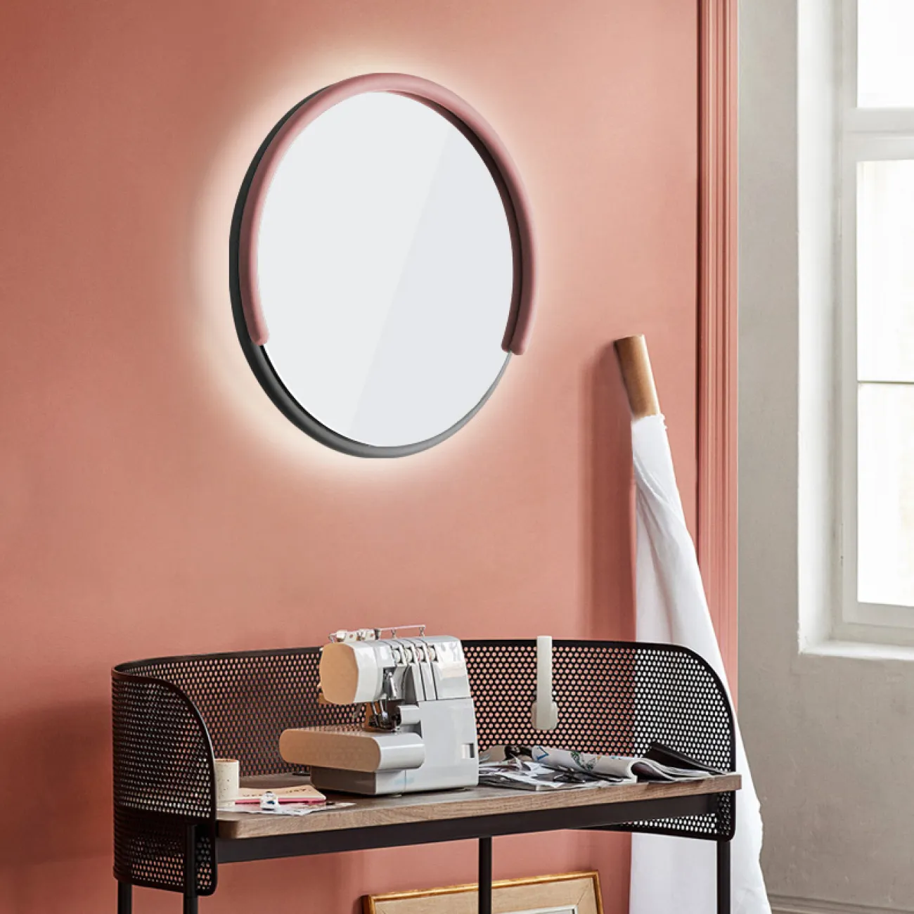 Круглое зеркало с декоративной цветной дугой на раме и фоновой светодиодной подсветкой MIRRA