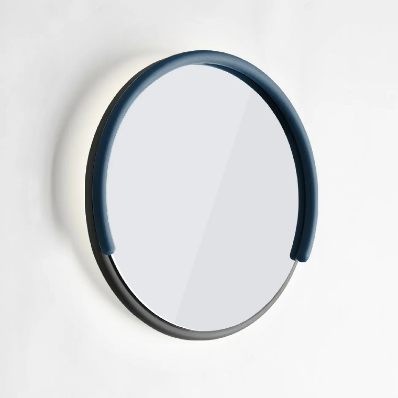 Круглое зеркало с декоративной цветной дугой на раме и фоновой светодиодной подсветкой MIRRA