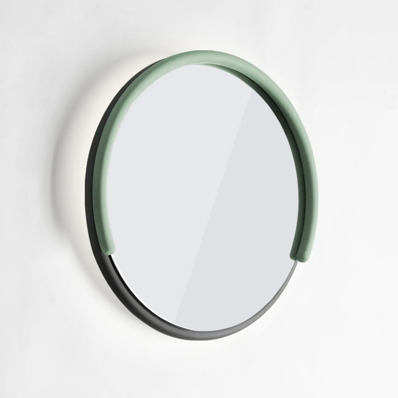 Круглое зеркало с декоративной цветной дугой на раме и фоновой светодиодной подсветкой MIRRA