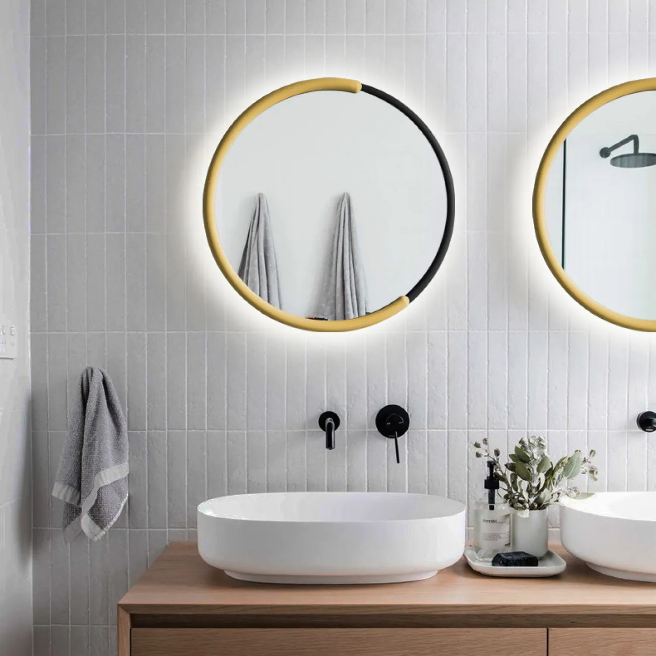 Круглое зеркало с декоративной цветной дугой на раме и фоновой светодиодной подсветкой MIRRA