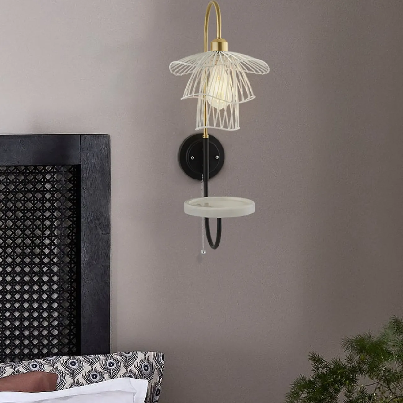 Бра с плафоном в виде цветка из металлической сетки и круглой полочкой из белого мрамора MODY WALL