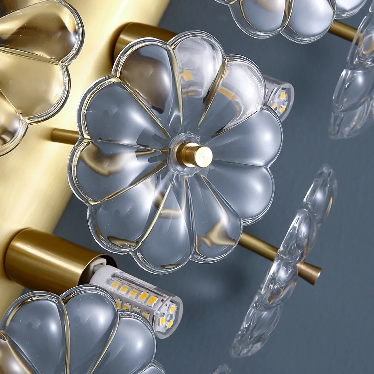 Дизайнерское бра со стеклянным полукруглым абажуром в форме цветов на металлическом каркасе MOIRA WALL