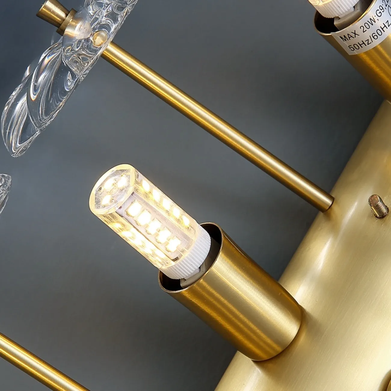 Дизайнерское бра со стеклянным полукруглым абажуром в форме цветов на металлическом каркасе MOIRA WALL