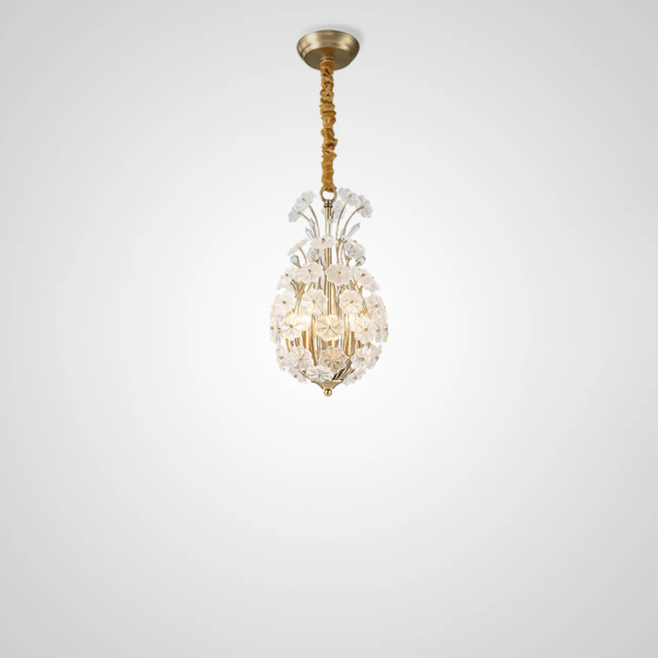 Серия люстр на металлическом каркасе с деталями из стекла MOIRA