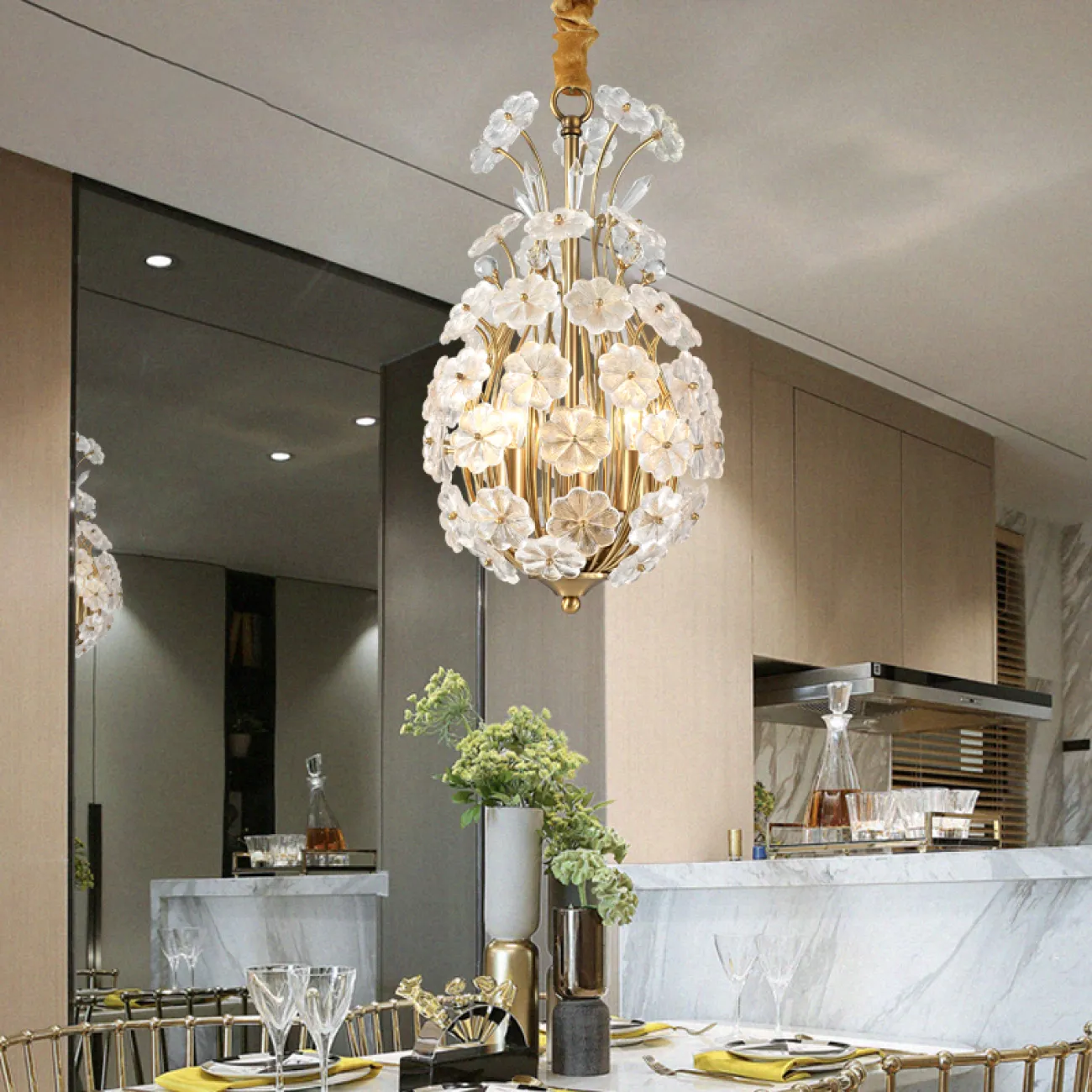 Серия люстр на металлическом каркасе с деталями из стекла MOIRA