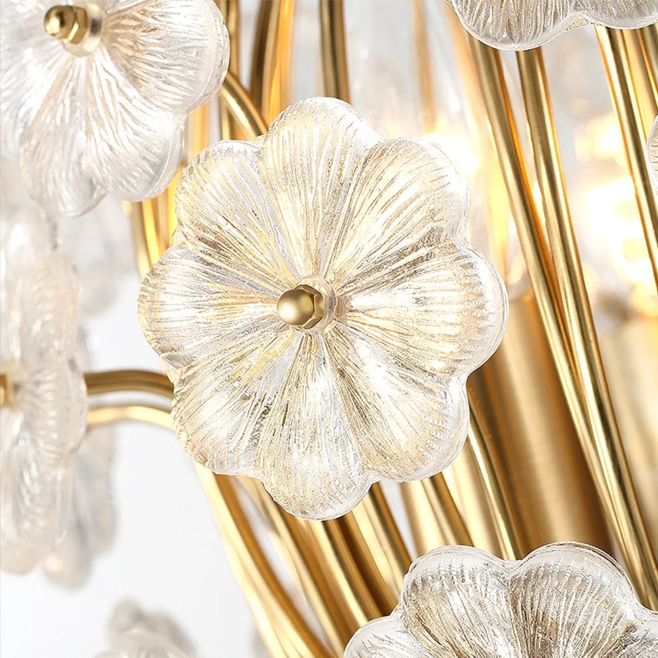 Серия люстр на металлическом каркасе с деталями из стекла MOIRA