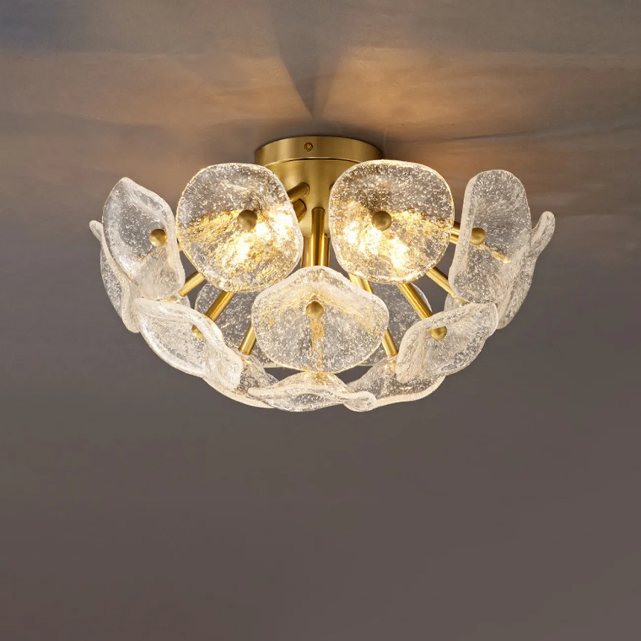 Потолочная люстра в стиле постмодерн со стеклянными элементами MONTEREY Потолочная люстра в стиле постмодерн со стеклянными элементами MONTEREY