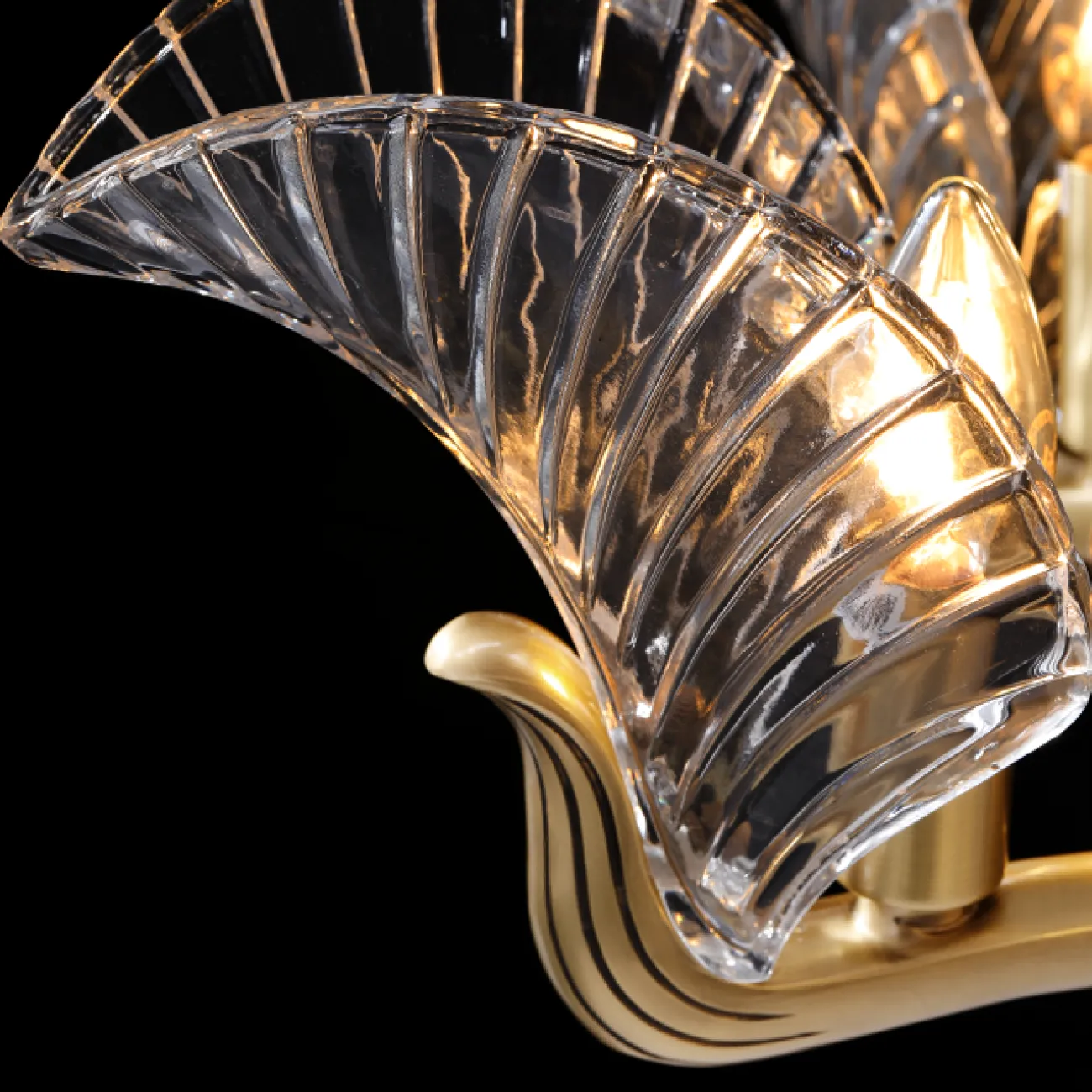 Серия подвесных люстр со стеклянными плафонами в форме листьев и гранеными подвесками 3MURANO