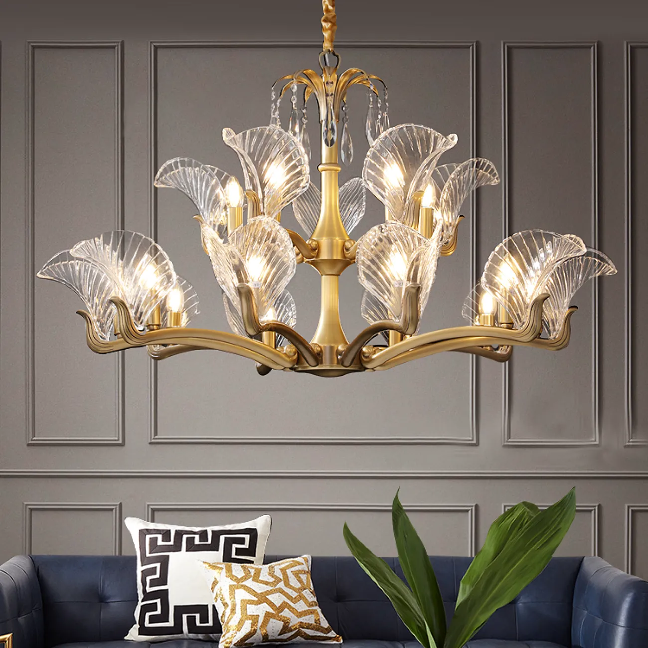 Серия подвесных люстр со стеклянными плафонами в форме листьев и гранеными подвесками 3MURANO