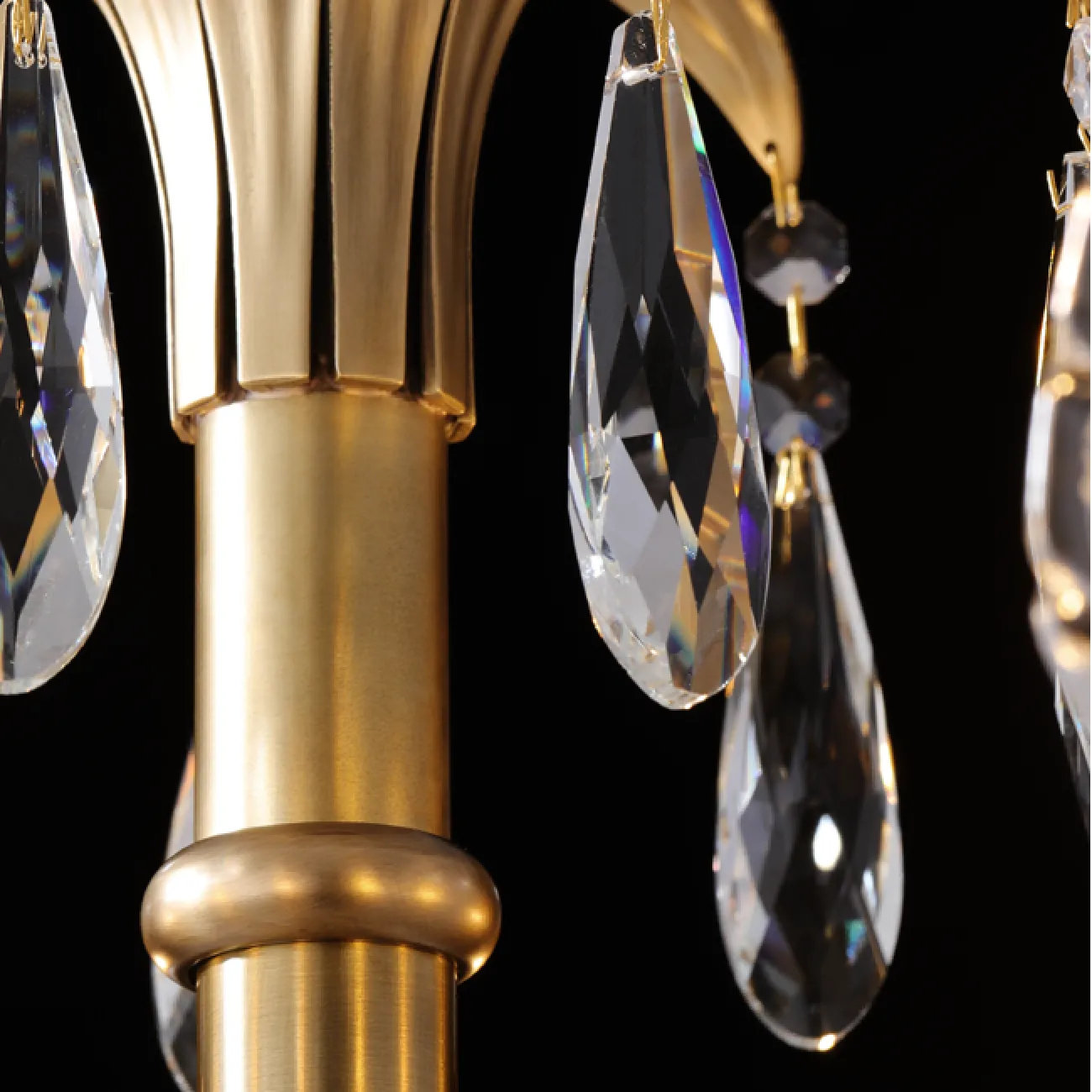 Серия подвесных люстр со стеклянными плафонами в форме листьев и гранеными подвесками 3MURANO