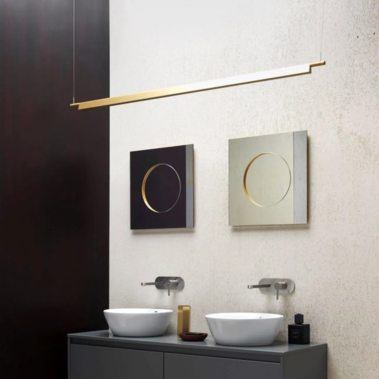 Светодиодный подвесной светильник в виде металлического уголка с матовой текстурой на стержне NETTAN Светодиодный подвесной светильник в виде металлического уголка с матовой текстурой на стержне NETTAN