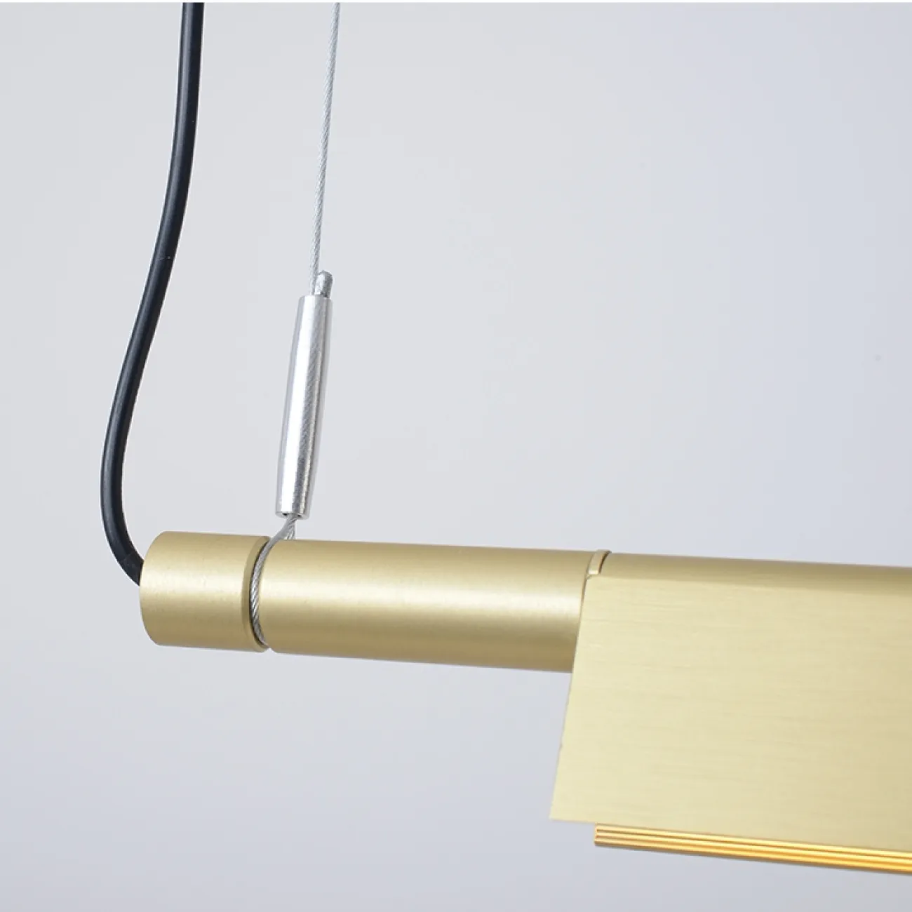 Светодиодный подвесной светильник в виде металлического уголка с матовой текстурой на стержне NETTAN Светодиодный подвесной светильник в виде металлического уголка с матовой текстурой на стержне NETTAN