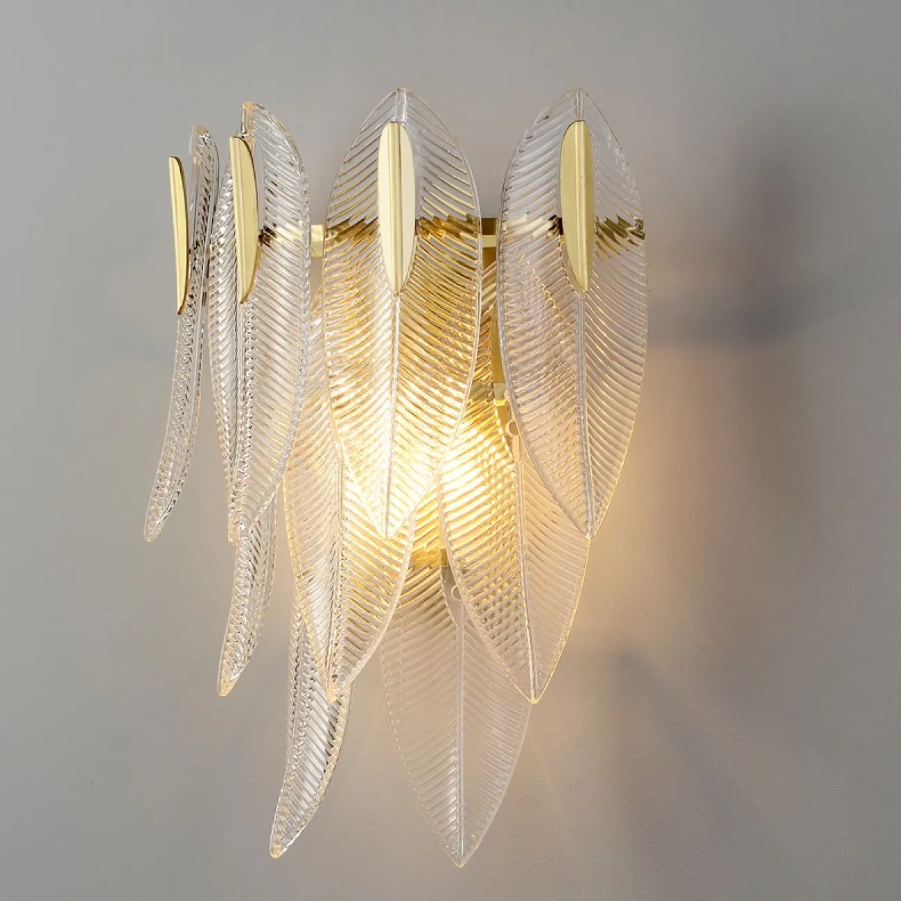 Настенный светильник в стиле постмодерн на металлическом каркасе и абажуром из стекла с рельефным узором NIBA WALL