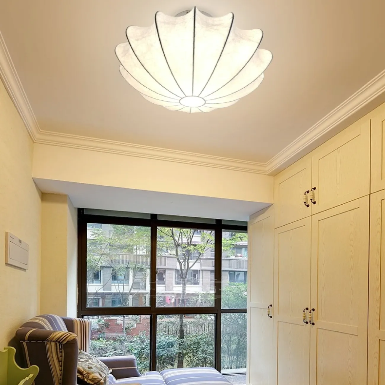 Потолочная люстра в виде обтянутого шелком лучевого каркаса NORNA