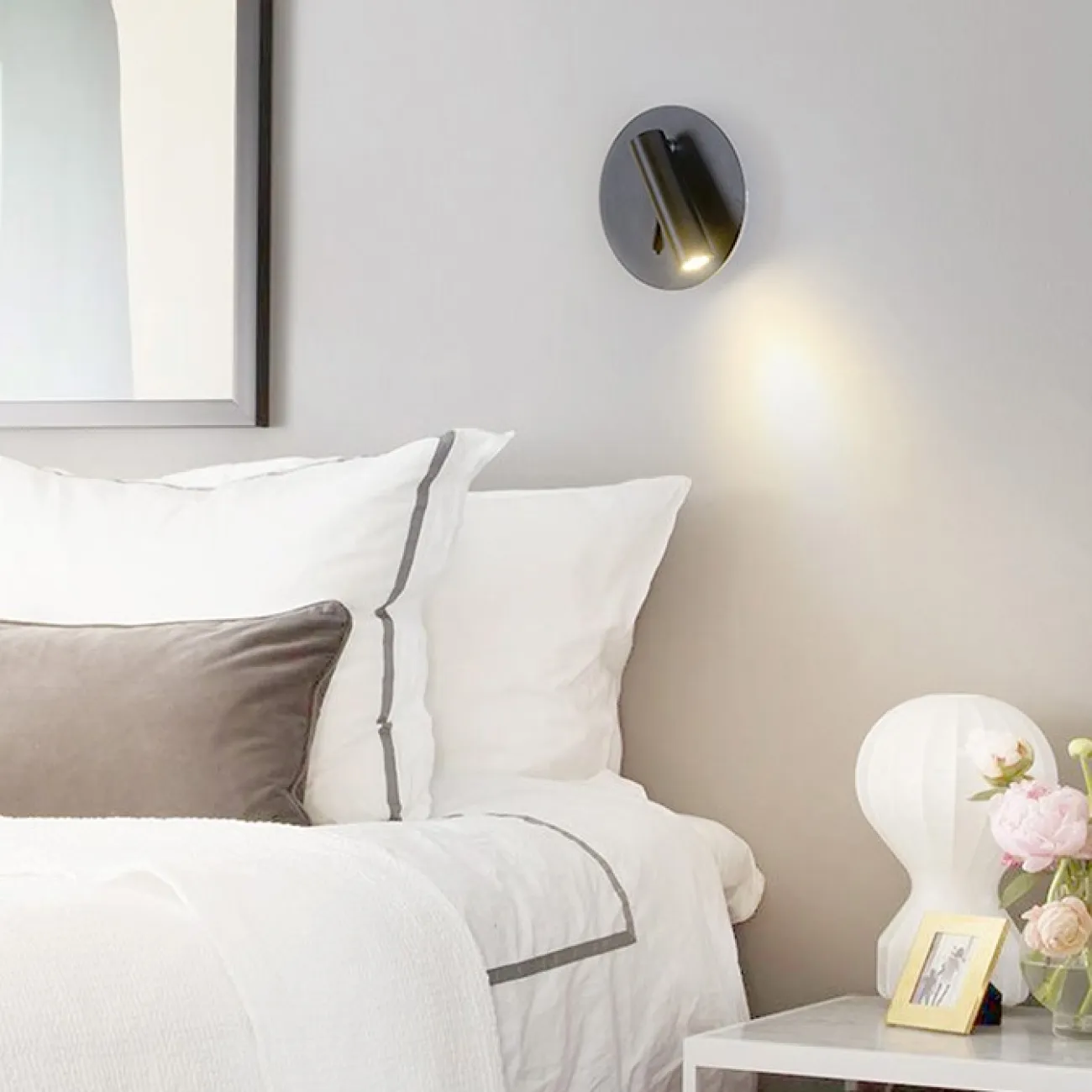 Настенный светильник с поворотным механизмом и двумя источниками освещения — узконаправленным и рассеяным NOX