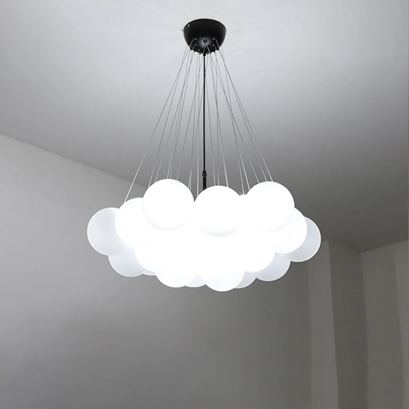 Дизайнерская люстра с декоративными шарами из матового стекла OGDEN