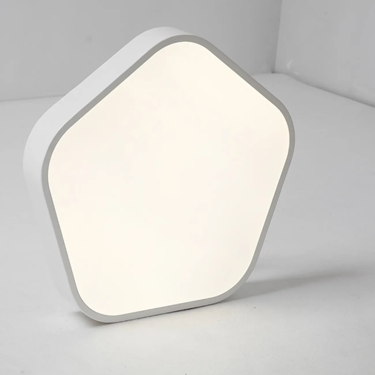 Светодиодный потолочный светильник в скандинавском стиле PENTA Светодиодный потолочный светильник в скандинавском стиле PENTA