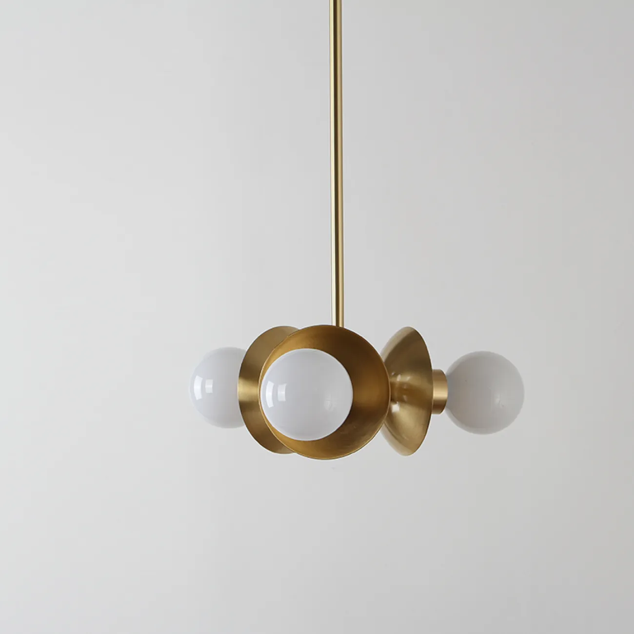 Маленькая люстра с тремя лампами на потолочной стойке PLENTLY