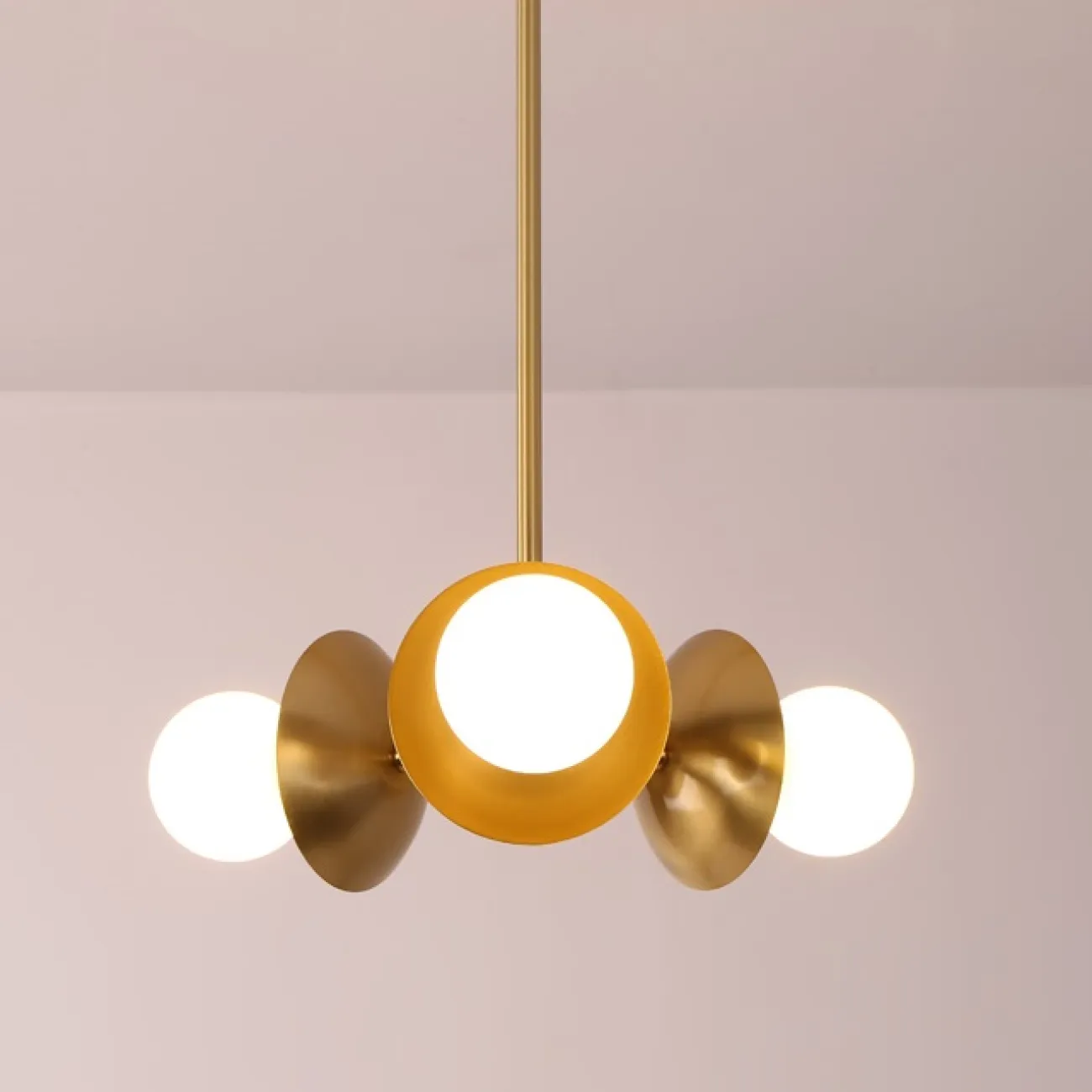 Маленькая люстра с тремя лампами на потолочной стойке PLENTLY