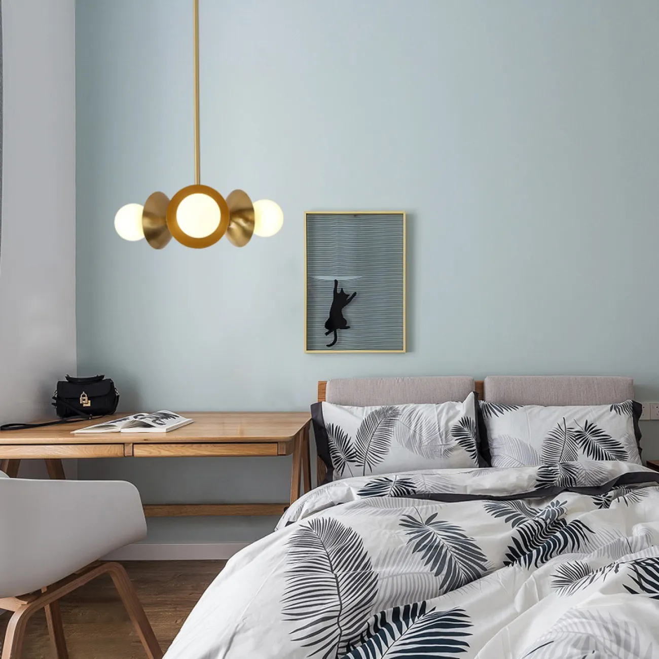 Маленькая люстра с тремя лампами на потолочной стойке PLENTLY