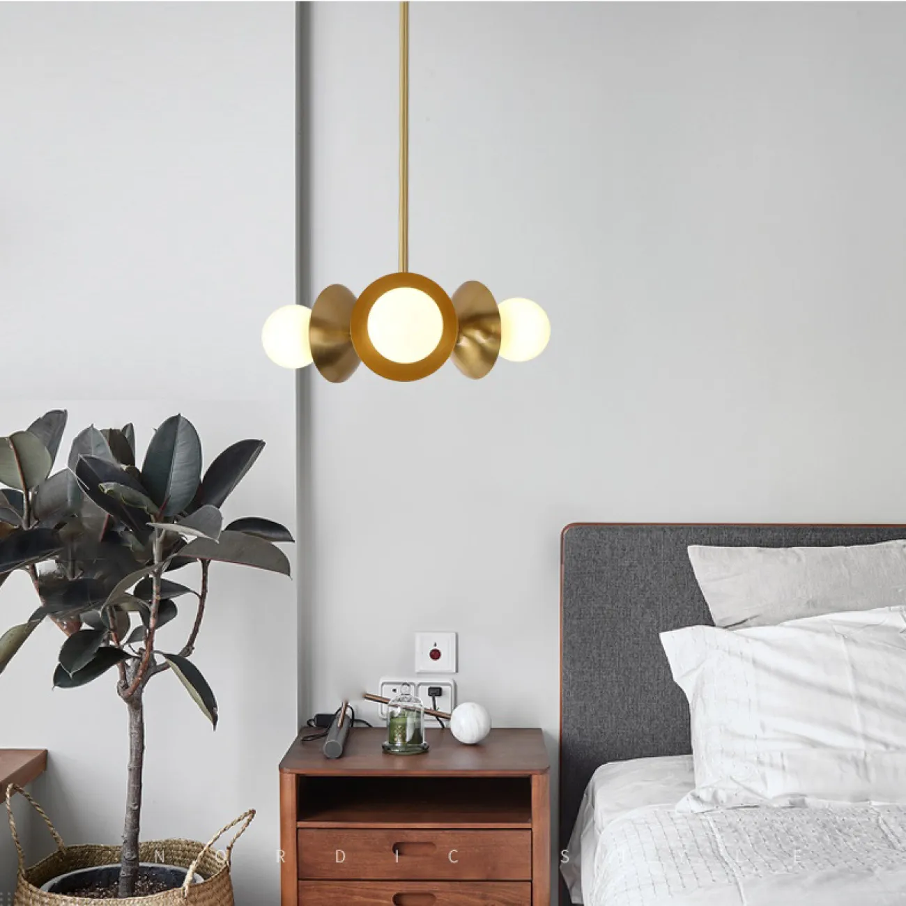 Маленькая люстра с тремя лампами на потолочной стойке PLENTLY