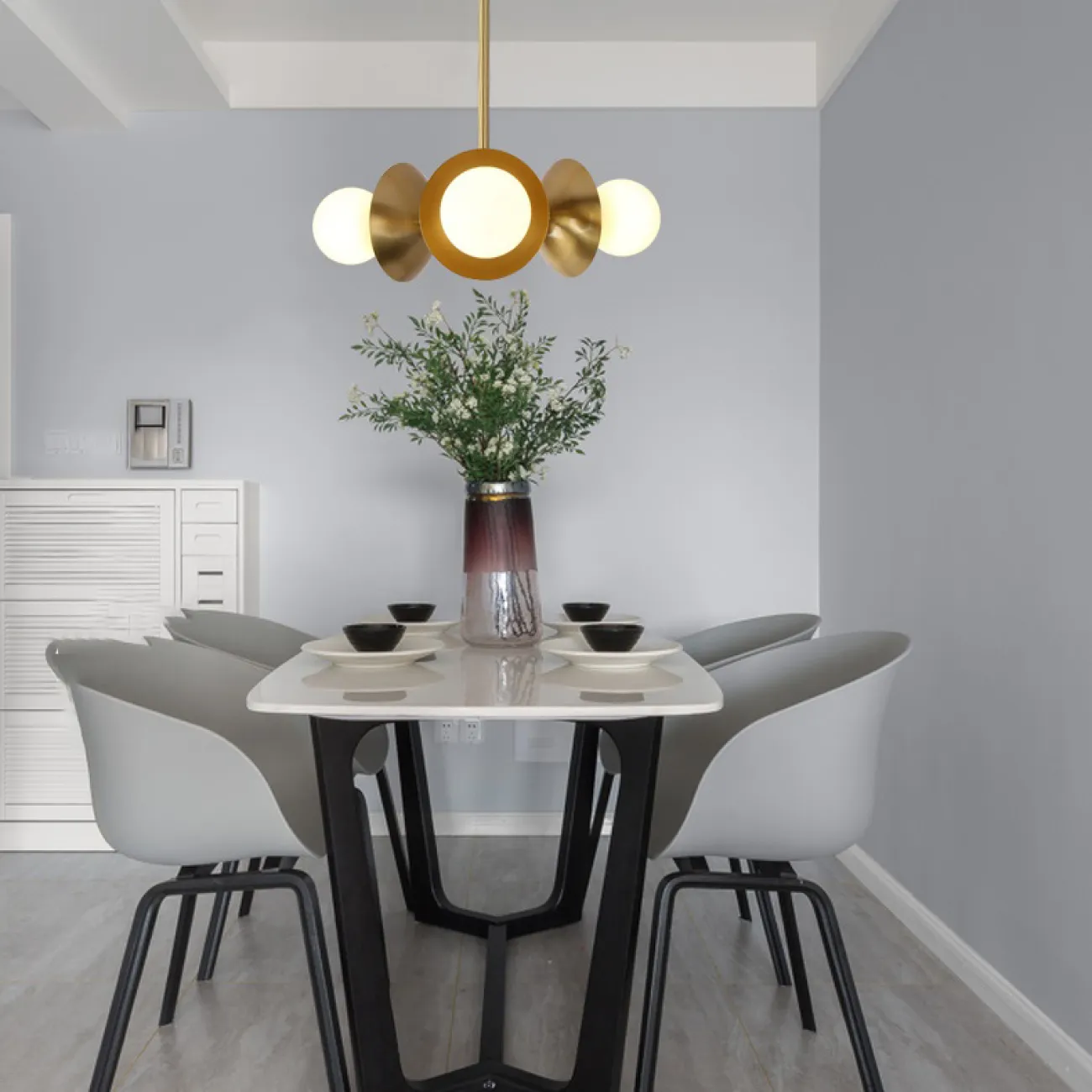 Маленькая люстра с тремя лампами на потолочной стойке PLENTLY