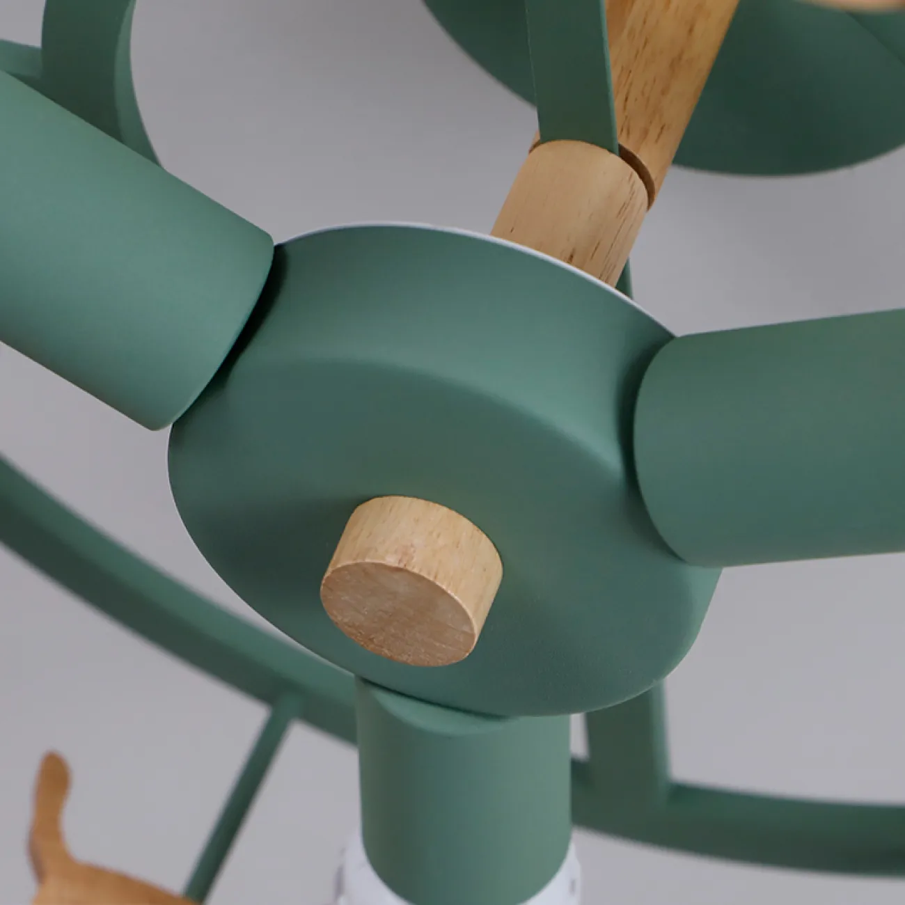 Потолочная люстра в скандинавском стиле с деревянными лошадками PONY