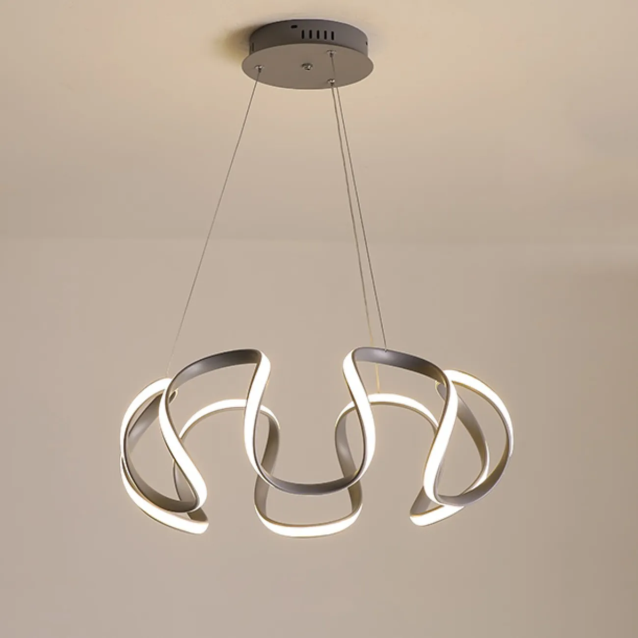 LED люстра на струнном подвесе представленная в двух модификацияхPRIYA