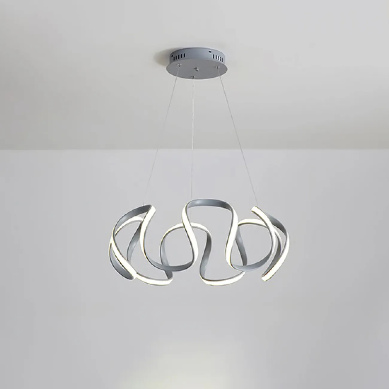 LED люстра на струнном подвесе представленная в двух модификацияхPRIYA