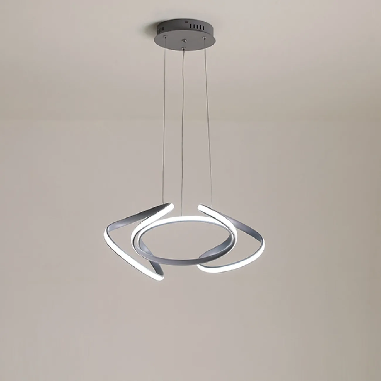 LED люстра на струнном подвесе представленная в двух модификацияхPRIYA