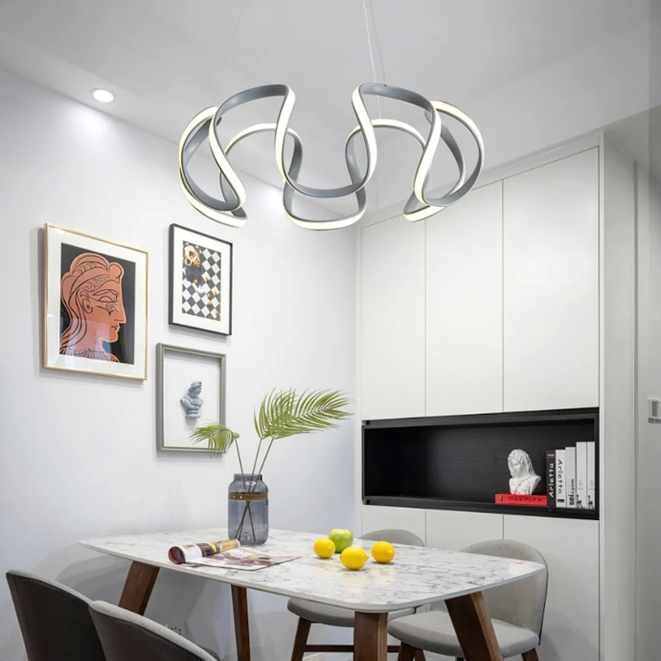 LED люстра на струнном подвесе представленная в двух модификацияхPRIYA