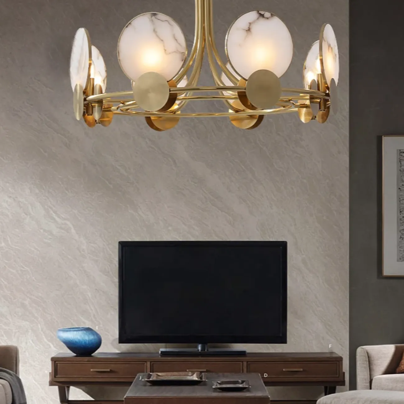 Люстра в стиле постмодерн цвета благородной латуни с лампами, экранированными круглыми мраморными пластинами RACHEL Люстра в стиле постмодерн цвета благородной латуни с лампами, экранированными круглыми мраморными пластинами RACHEL