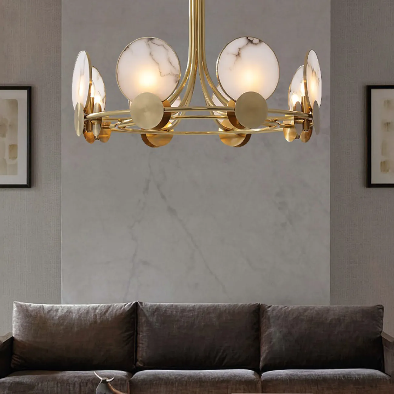 Люстра в стиле постмодерн цвета благородной латуни с лампами, экранированными круглыми мраморными пластинами RACHEL Люстра в стиле постмодерн цвета благородной латуни с лампами, экранированными круглыми мраморными пластинами RACHEL