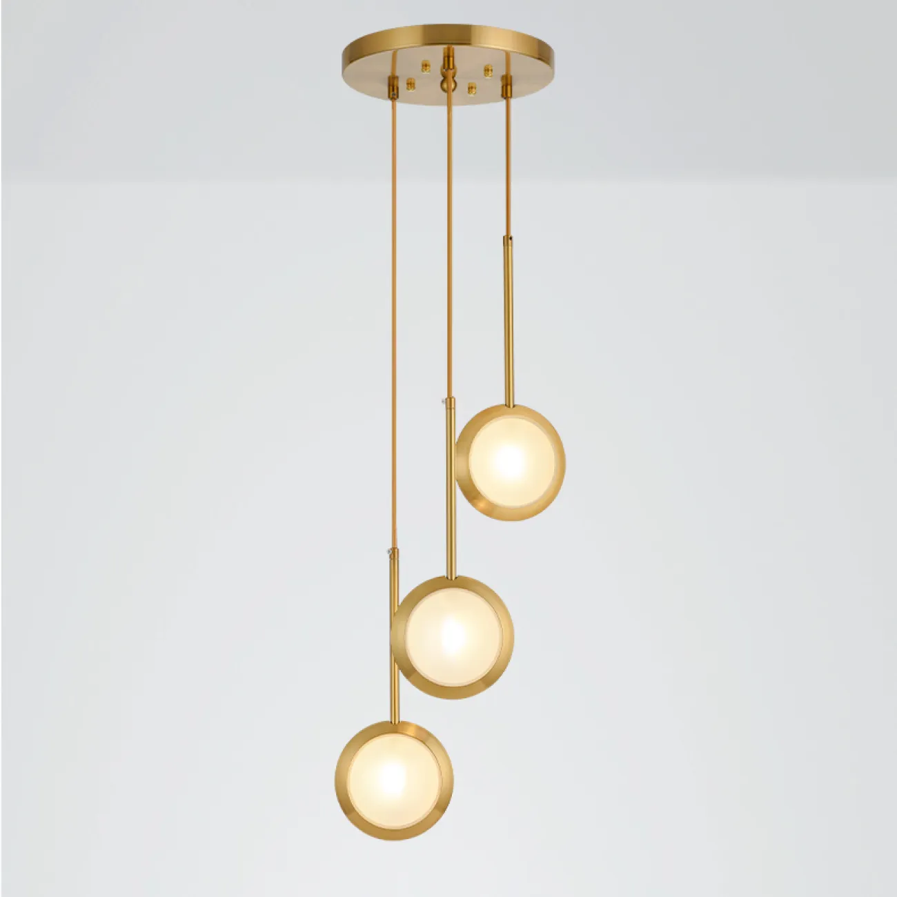 Подвесной светильник в виде двояковыпуклого диска с золотой окантовкой RIM