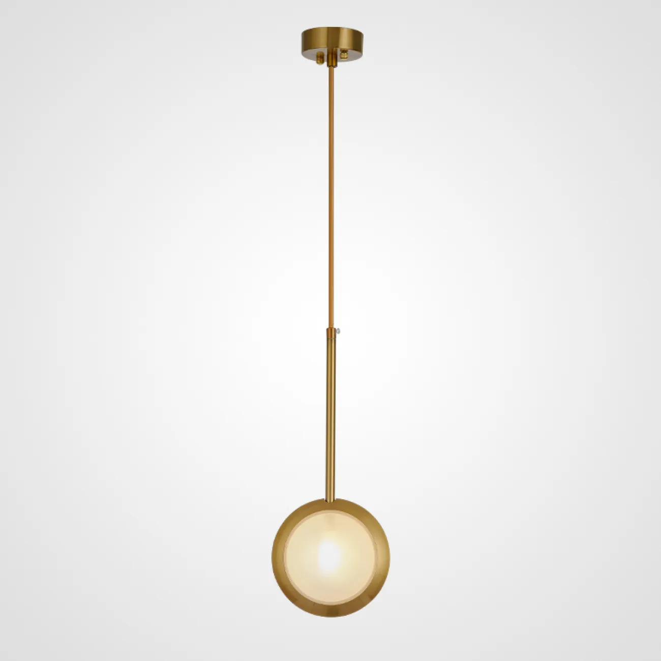 Подвесной светильник в виде двояковыпуклого диска с золотой окантовкой RIM