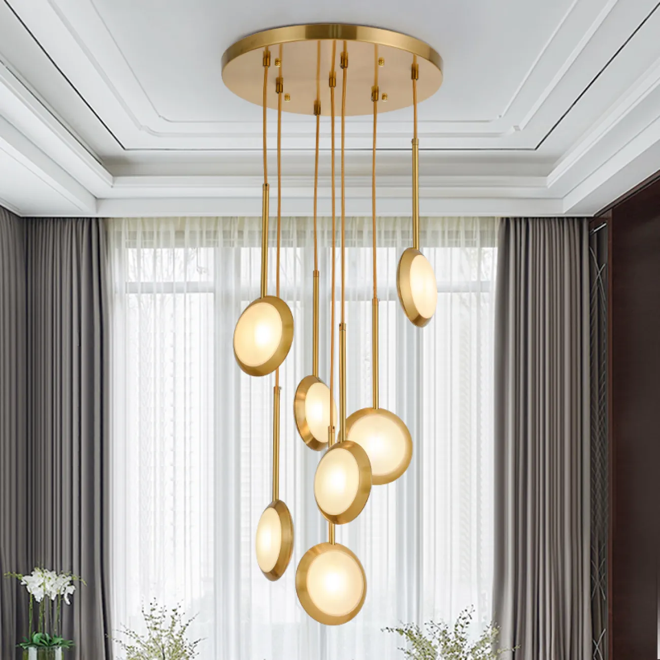 Подвесной светильник в виде двояковыпуклого диска с золотой окантовкой RIM