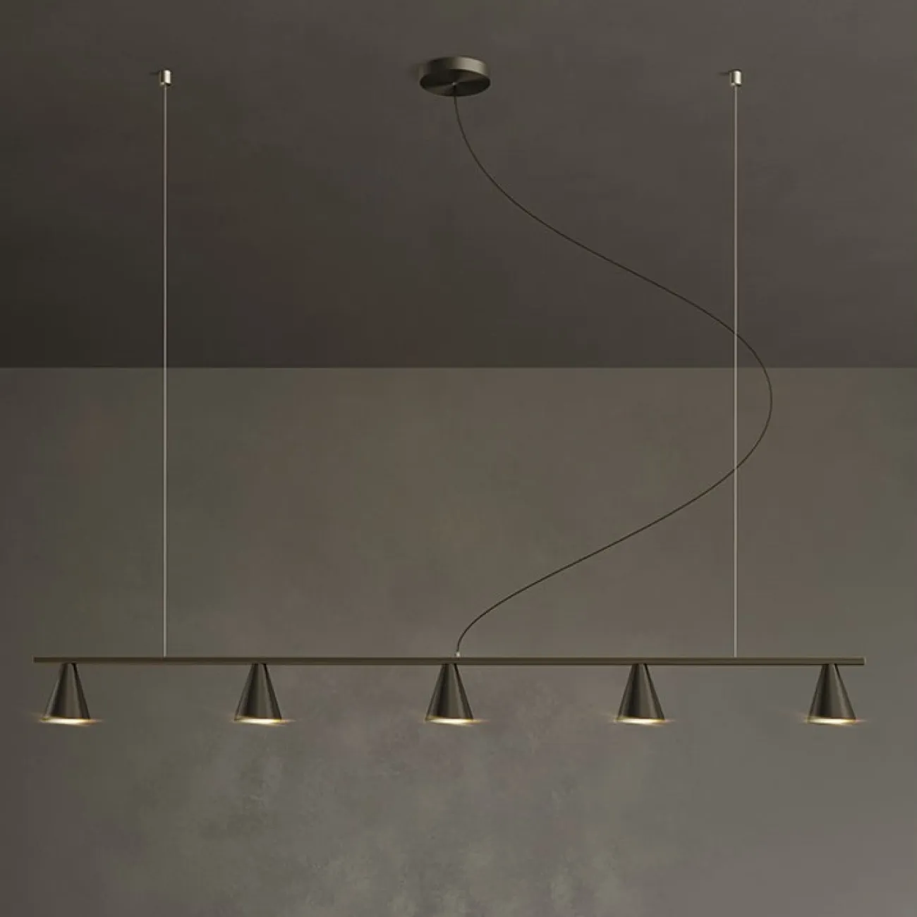 Реечный светильник на струнном подвесе с плафонами в виде конусов SEGRI Реечный светильник на струнном подвесе с плафонами в виде конусов SEGRI