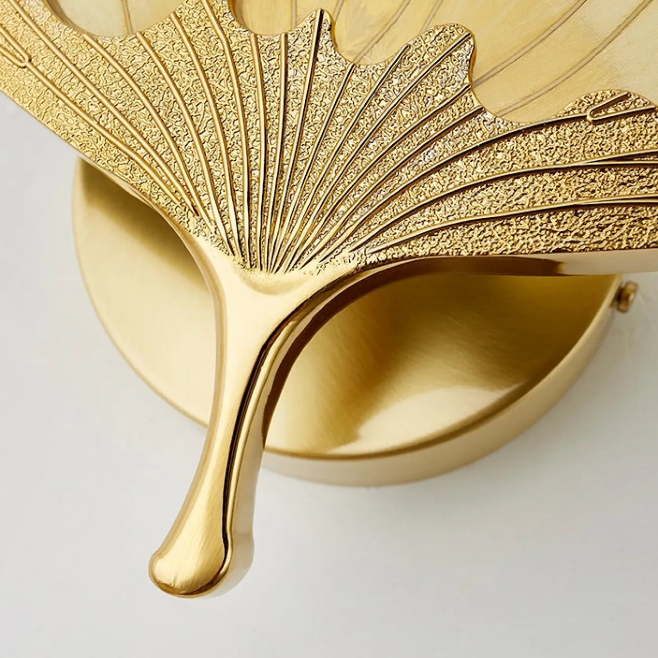 Настенный светильник с растительными мотивами в дизайне SELVI WALL