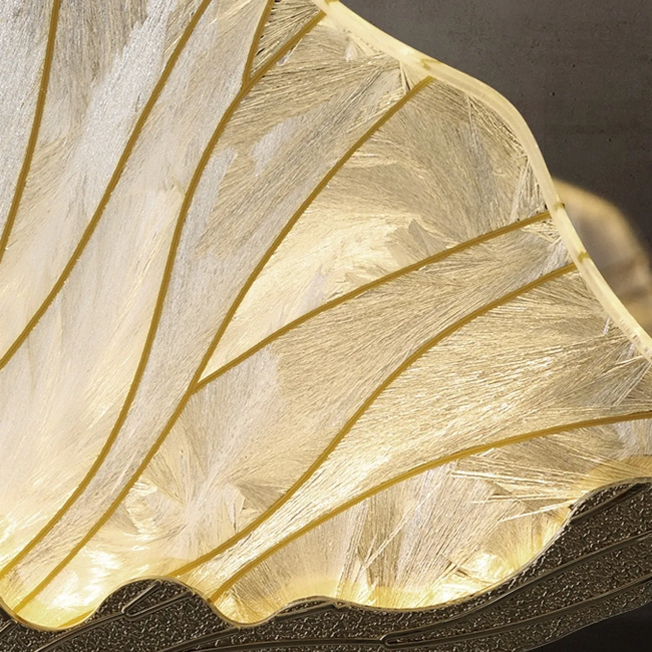 Светодиодная люстра с кольцевым каркасом и растительными мотивами в дизайне SELVI