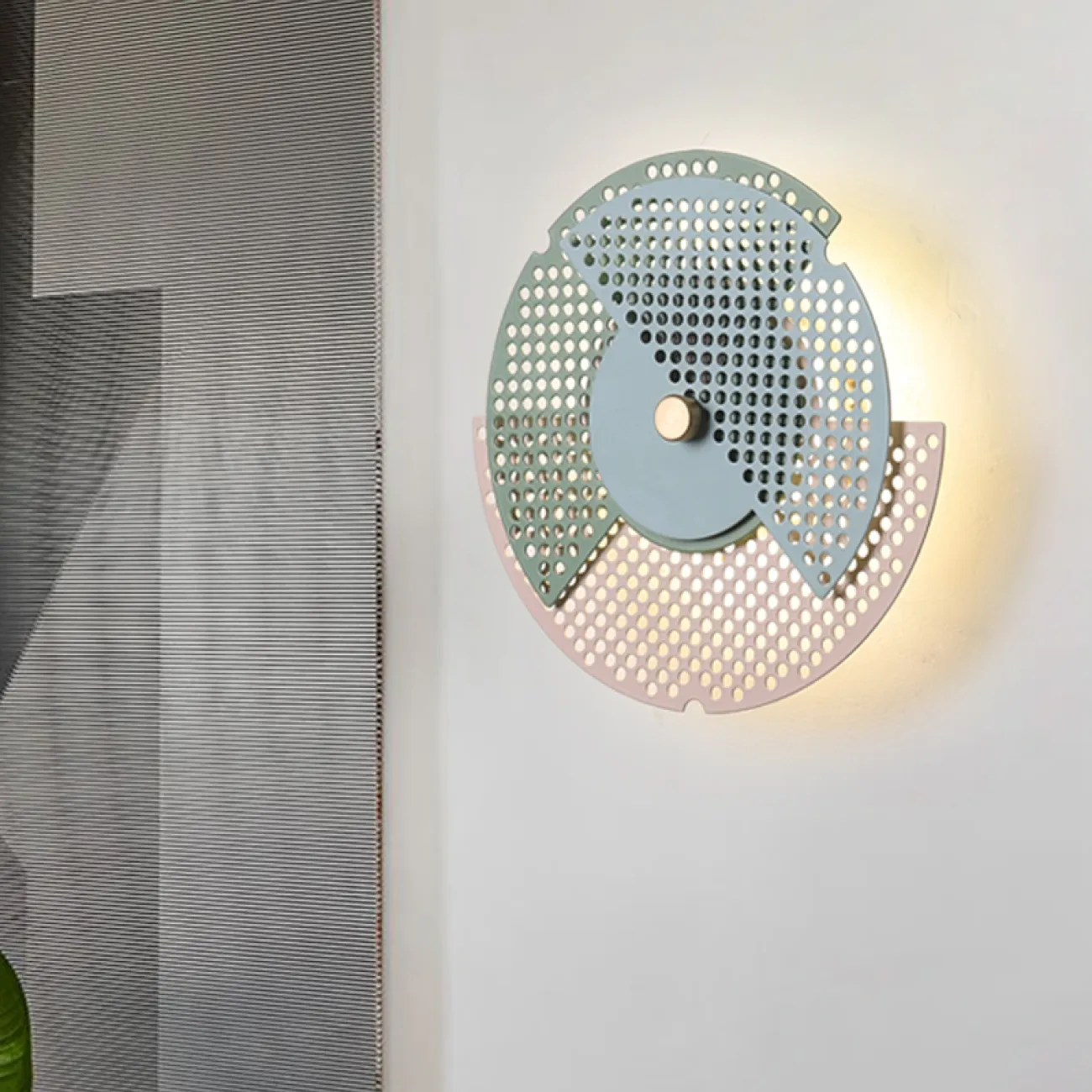 Светодиодный дизайнерский настенный светильник в виде диска с поворотными секторамиSENS