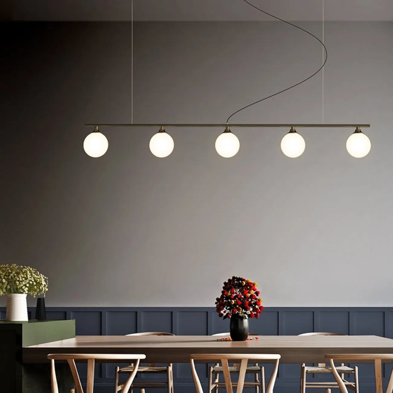 Реечный светильник на подвесе с плафонами шарообразной формы SHADE