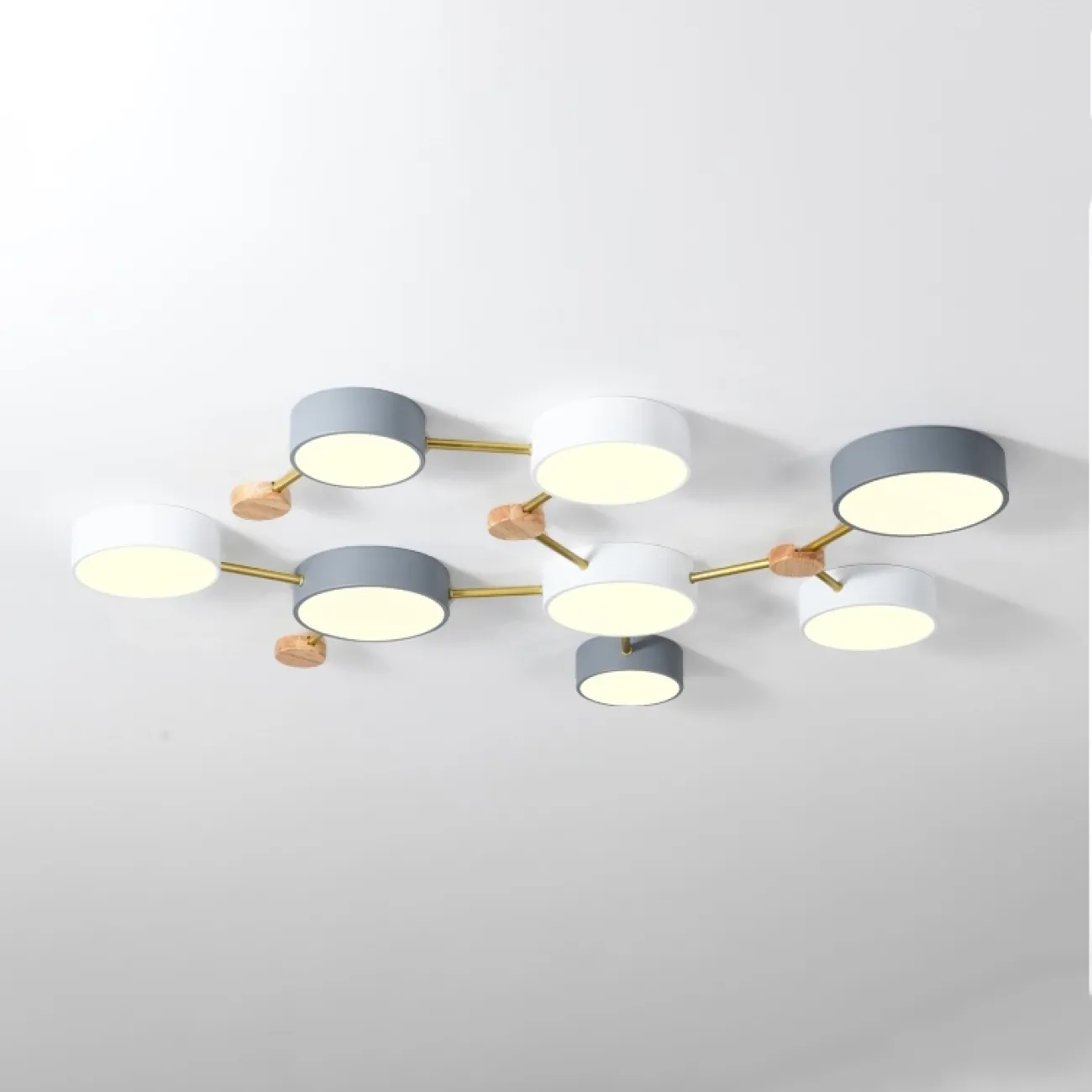 Потолочные инсталляции в форме созвездий из светодиодных дисков и деревянным декором SOLEN Потолочные инсталляции в форме созвездий из светодиодных дисков и деревянным декором SOLEN