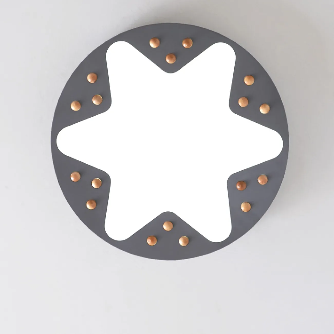 Потолочный светильник с каркасом из металла и декором из дерева SPACE